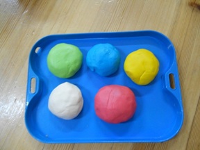 Дидактическая игра для детей от 2 до 7 лет «Разноцветные бусы из соленого теста»