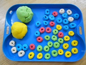 Дидактическая игра для детей от 2 до 7 лет «Разноцветные бусы из соленого теста»