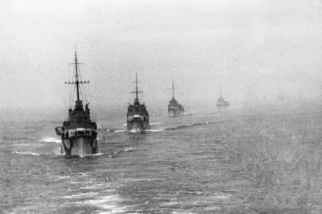 Корабли Северного флота сопровождали караваны, защищали их от нападений фашистов.