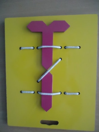 Изображают букву с помощью игрового пособия «Конструктор букв».