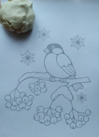 Сначала выберем подходящее изображение снегиря, сидящего на ветке рябины. И приготовим солёное тесто.